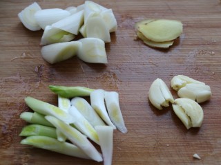4、吃鸡≈大排档炒鸡≈,大葱切滚刀块,生姜切片,大蒜拍碎,青蒜白的部分斜切段