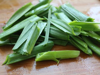 5、吃鸡≈大排档炒鸡≈,青蒜绿的部分斜切备用