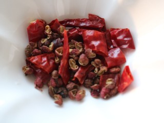 6、吃鸡≈大排档炒鸡≈,抓一把干辣椒,一把花椒