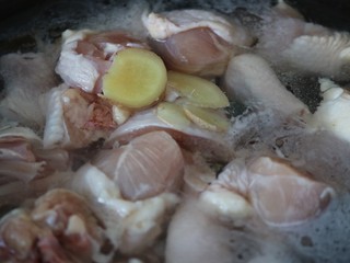 7、吃鸡≈大排档炒鸡≈,鸡腿加生姜冷水下锅焯水