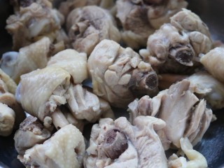 9、吃鸡≈大排档炒鸡≈,焯好后捞出,冲洗沥干水分