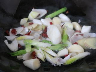 11、吃鸡≈大排档炒鸡≈,倒入干辣椒和花椒