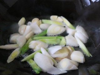 10、吃鸡≈大排档炒鸡≈,另起锅,倒入油,放入葱姜蒜炒出香味