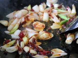 12、吃鸡≈大排档炒鸡≈,炒出香味后加入一勺豆瓣酱