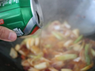 13、吃鸡≈大排档炒鸡≈,沿锅边淋一些啤酒