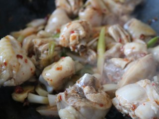 14、吃鸡≈大排档炒鸡≈,闻到酒香味后,倒入鸡块翻炒