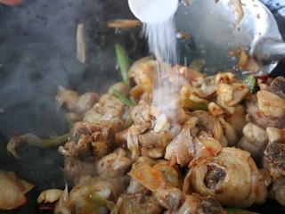 15、吃鸡≈大排档炒鸡≈,接着放入盐