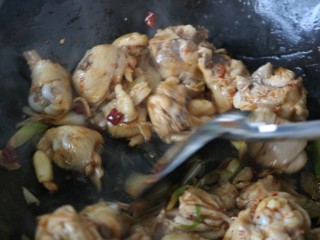 17、吃鸡≈大排档炒鸡≈,接着不停地翻炒,当然你也可以颠勺,炒到你觉得胳膊酸就差不多了,