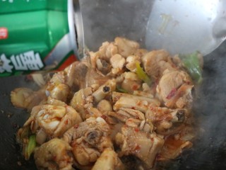 18、吃鸡≈大排档炒鸡≈,这时候再沿锅边淋一圈啤酒????