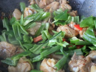 19、吃鸡≈大排档炒鸡≈,这时候你就可以边喝啤酒边把青椒,红椒,蒜苗倒进去,随便翻炒,炒到断生就可以了