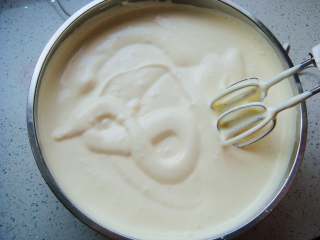 5、海绵蛋糕杯,提起打蛋器观察状态，能画出“8”字纹路不消失就可以了。