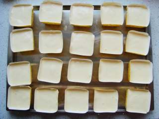 10、海绵蛋糕杯,装入裱花袋中，挤入纸杯八分满。