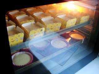 11、海绵蛋糕杯,热风炉烤箱提前预热：140度，烤35分钟。