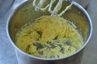 5、坚果酥饼,加入蛋液继续打到膨胀细腻