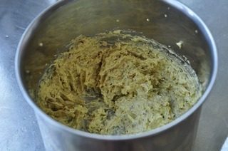 6、坚果酥饼,加入坚果打匀