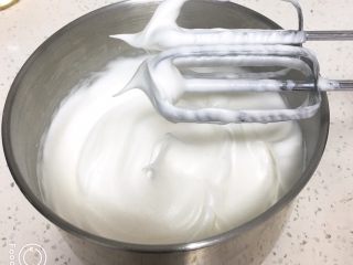 5、蔓越梅蛋糕卷,再搅打50圈，蛋白硬挺，出现直立的小尖峰。