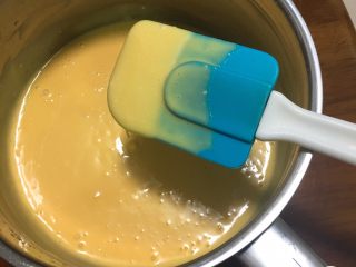 9、蔓越梅蛋糕卷,再次搅拌均匀，用刮刀翻拌均匀。