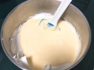 12、蔓越梅蛋糕卷,蛋糕糊倒回蛋白中。