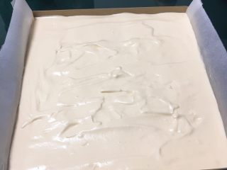 16、蔓越梅蛋糕卷,用刮刀轻轻拌匀蛋糕糊，使表面光滑。