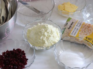 1、奶香浓郁牛轧糖（熬糖版），越嚼越香,准备食材，全部准备好，称重好。