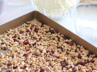 2、奶香浓郁牛轧糖（熬糖版），越嚼越香,熟花生碎和蔓越莓干碎，放入烤箱中，60度保温。