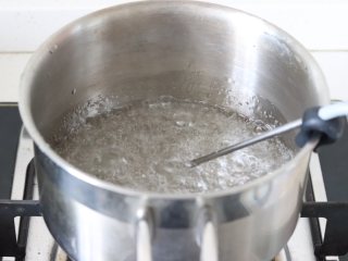 5、奶香浓郁牛轧糖（熬糖版），越嚼越香,插入探测食物温度的温度计，中火加热。