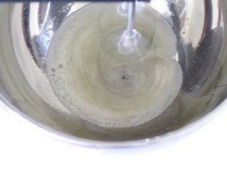 6、奶香浓郁牛轧糖（熬糖版），越嚼越香,蛋白用打蛋器打发到干性状态，就是拿起打蛋头有倒立小尖角即可。