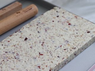 12、奶香浓郁牛轧糖（熬糖版），越嚼越香,借助擀面杖把牛轧糖压平整。