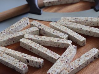 13、奶香浓郁牛轧糖（熬糖版），越嚼越香,晾到不是特别软了，也不硬的程度，就可以切开了。