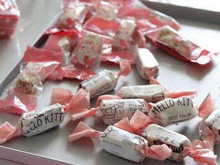 15、奶香浓郁牛轧糖（熬糖版），越嚼越香,晾凉后，用糖纸包装纸包起来就可以啦。