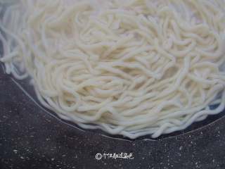 2、酱油炒面,.锅中放半锅水，水滚开后，放入面条