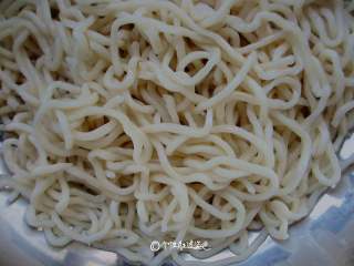 3、酱油炒面,面条煮熟后，沥干水分，浇上少许香油拌均防止粘连；