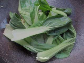 5、酱油炒面,放入青菜翻炒