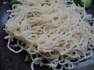 6、酱油炒面,放入沥干水的面条，炒散