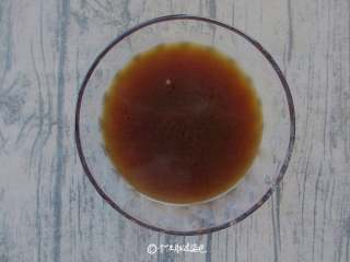 8、酱油炒面,1勺味极鲜酱油，1勺黄豆酱油，1勺蚝油，半勺白糖调料汁，搅拌均匀至白糖融化。