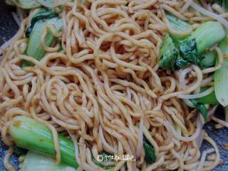 9、酱油炒面,然后将调好的料汁倒在面条上，快手翻炒均匀关火