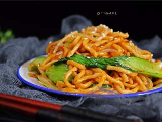 13、酱油炒面,做一盘酱油炒面，干而有嚼劲的炒面肯定会被一扫而光，配上一碗清汤，饭菜汤都解决了