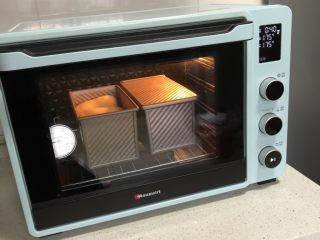 1、水果三明治,北海道吐司是头一晚烤好，第二天一早切片