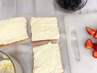 6、水果三明治,先把吐司上涂一层奶油