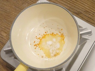 2、锅烧焦糖奶茶,熬焦糖，空锅用大火烧热然后转小火加入白砂糖，糖就开始变成焦糖了，不用加水