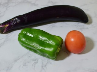 1、红烧茄子,准备食材