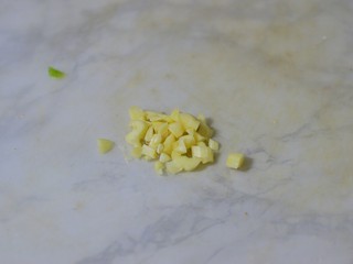 5、红烧茄子,切蒜末