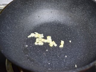 8、红烧茄子,锅中底油，蒜爆香