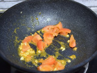 9、红烧茄子,加西红柿炒一分钟