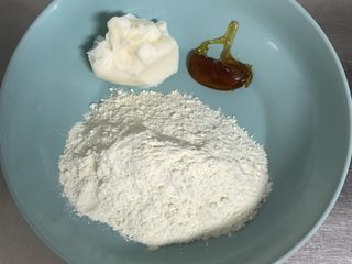 4、咸味香葱芝麻小酥饼,水油皮：高筋面粉、猪油、麦芽糖。