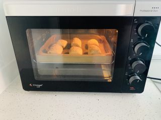 12、咸味香葱芝麻小酥饼,预热好的烤箱，中层， 180度25分钟，看到饼明显膨胀，表面金黄即可。烤箱的温度和时间要根据你家的烤箱和你的饼胚的大小来定。