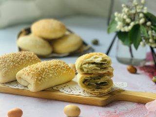 16、咸味香葱芝麻小酥饼,做了咸、甜两味，甜的香甜可口，久食不厌；咸的开人食欲，会让人爱不释手。