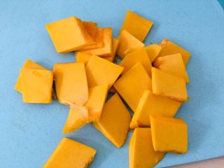 2、南瓜糯米饼,去皮切块。