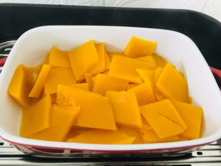 4、南瓜糯米饼,趁热取出。