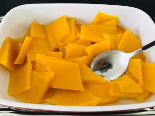 5、南瓜糯米饼,用勺子压成泥。